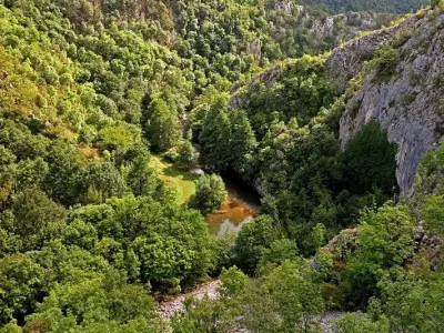 Hiking in Caras River’s Gorge
